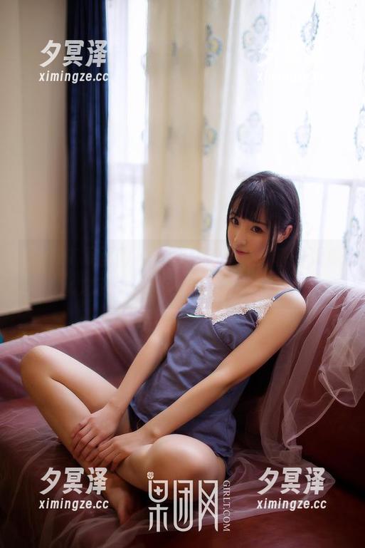 GIRLT果团网 - 写真狂欢，龚玥菲的死库水之旅——脑海中的泳池派对！