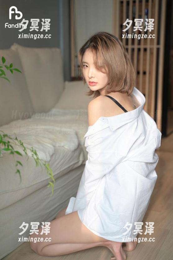 Hyoyeon(김효연)能把最新的泳衣cos得如此别致，可能是我对常规审美习惯太疲惫了吧。