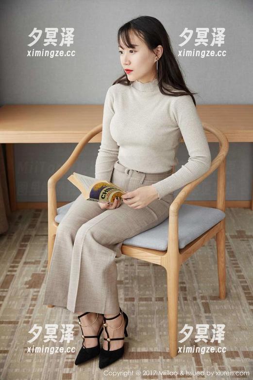 MiiTao蜜桃社-月音瞳 MiiTao蜜桃社 - 月音瞳办公室写真,原图里的随性美感,精选后加入想象更添趣味。