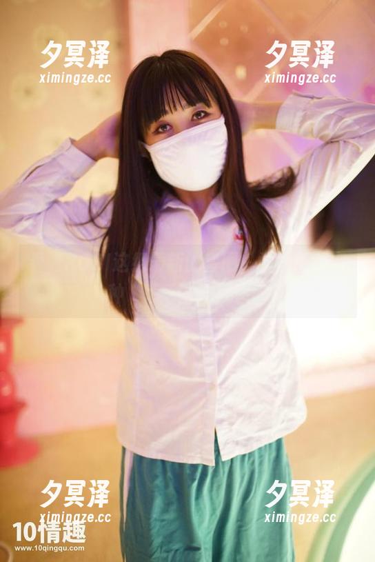 看，ROSI这组最新的套图，学妹制服有种“乖乖”既视感。