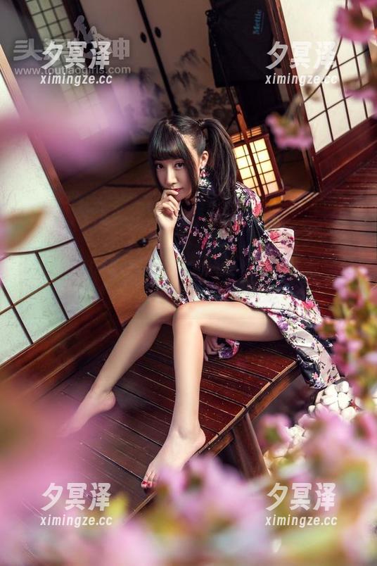 TouTiao头条女神-穆菲菲 TouTiao头条女神 - 穆菲菲带着红裙松口气,精选中藏着小心思