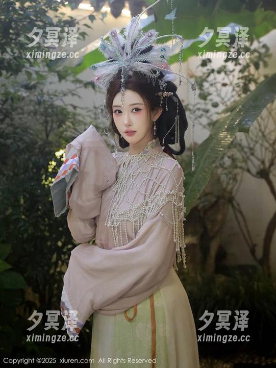 Xiuren秀人网-小小白思宜 Xiuren秀人网 - 图册里的小小白思宜,棉袜尽显“悠然自得”,不过这表情,嘿嘿