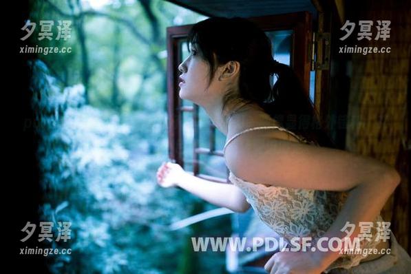 partycat轰趴猫-艾小青 partycat轰趴猫 - 原图好比一把尖刀,画像显得格外锋利,艾小青的御姐角色果然是一场潮流游走。