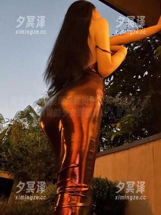 微密圈 - 这壁纸是能搬到现实中的吧？不爱笑的赛琳的少女原图真让人留恋啊！