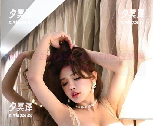 微密圈 - 于芷晴的新私拍，粉白内衣跟图片里的草莓奶昔一样甜