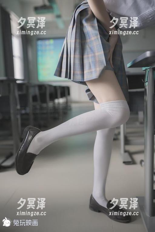 兔玩映画的那个黑丝少女，图片好像漫画里的角色呢！