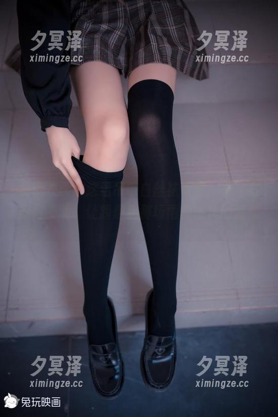 兔玩映画的这组吊带白丝袜写真，真光影配得美啊，让我想起那场雨后微风的清晨。
