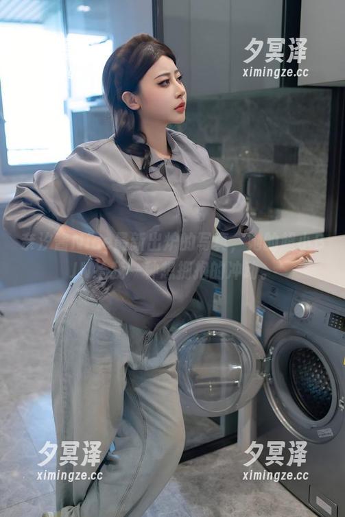 奈汐酱Nice最新出炉的写真，她的超小BJN给我一种想拥抱的冲动。