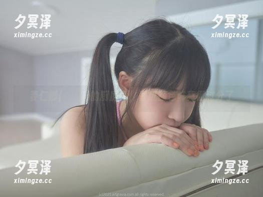 姜仁卿(강인경)的厨房秀，壁纸颜色鲜亮得过分了