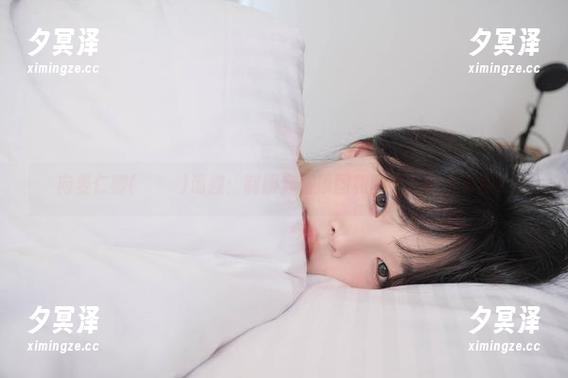 向姜仁卿(강인경)请教：制服穿搭原图和图包，哪个更撩？
