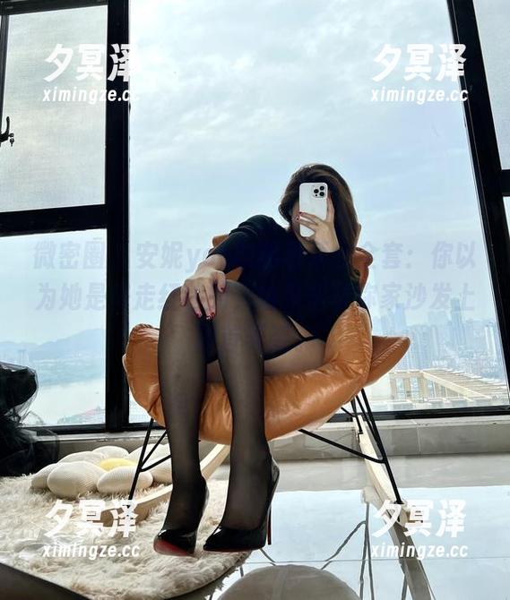 安妮yoo 微密圈 - 安妮yoo的黑色蕾丝全套:你以为她是来走红毯的,结果却在你家沙发上搔首弄姿。