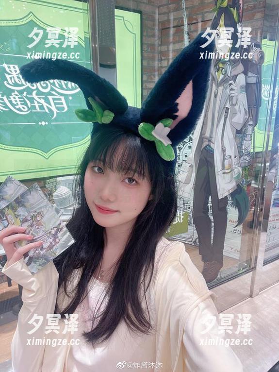 炸酱沐沐 “礼服对我来说有什么特别?炸酱沐沐的套图给你答案!