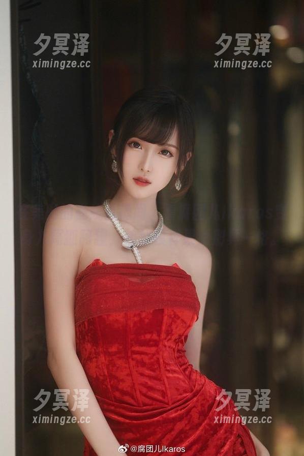 在美图的在线直播间，看腐团儿Ikaros变身九尾狐阿狸，神仙模样果然别具一格。