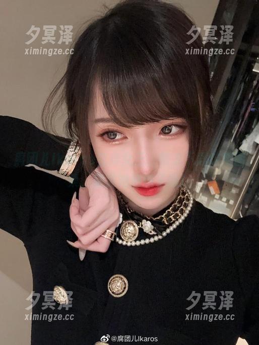 腐团儿Ikaros 腐团儿Ikaros变身女王,快来下载这组图集,别被她治愈了哦!
