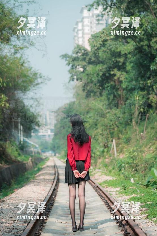 拿着西呱呀呀呀的JK学生服作品，图片倒是真的惊艳，不过我只想问……这是几岁哦？
