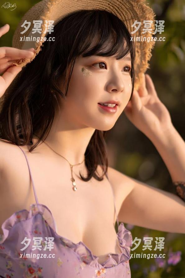 近距离欣赏超皮皮皮奶的高叉巫女，福利满满，眼睛真要忙不过来了。