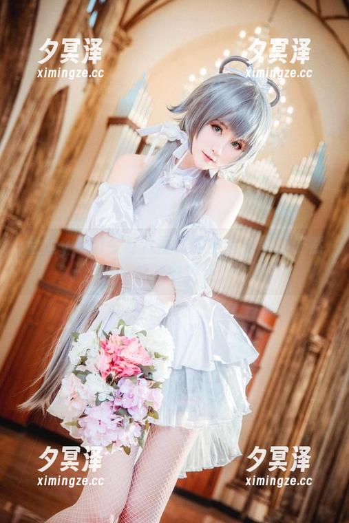 金鱼yui 金鱼yui如今与八重樱的全套合影,俨然一位花中游侠。