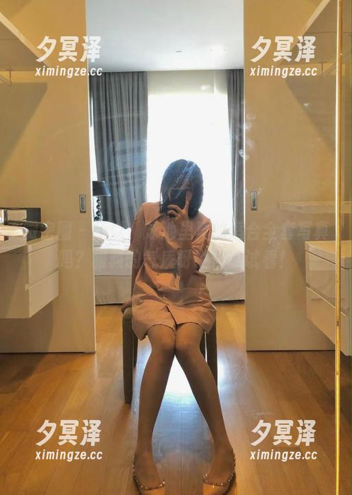 微密圈 - 所以，泳池里真的适合全套写真吗？雅雅的气质呀说你试试看！