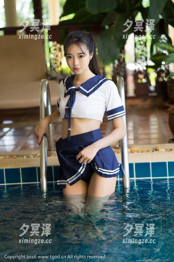 青豆客 - 谭晓彤的清纯写真，图片像春雨一样，就很有那种滴答滴答的清幽。