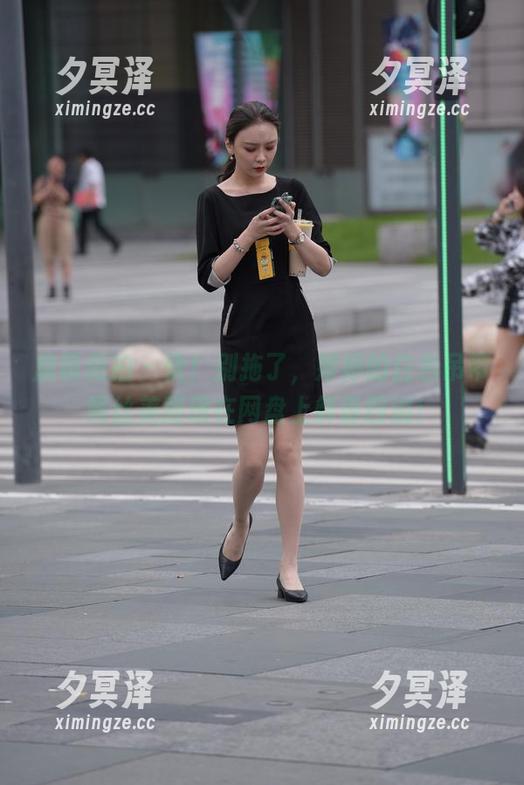 魔镜街拍-婷婷 魔镜街拍 - 快!别拖了,婷婷的白色吊带黑丝美腿现在网盘上鲜香四溢!