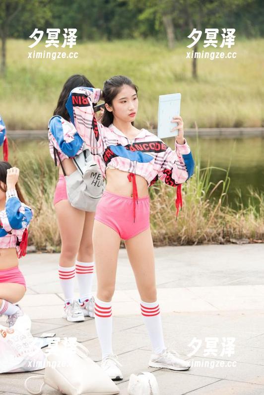 魔镜街拍图集：这些白色包臀裙美女让我想起了弯道超车……