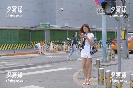 魔镜街拍：连衣裙OL美女套图，完全是办公室时尚的全新定义，坐着也要好看的那种嘛！