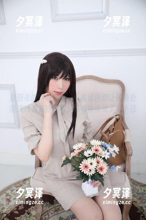鹿野希的黑丝套装——高清图册让转角处的光线都变得柔和，好似偷偷做了个小法术